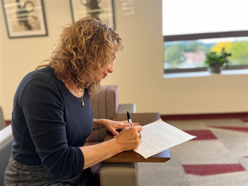 Joyce Rudin signing her campaign ethics pledge